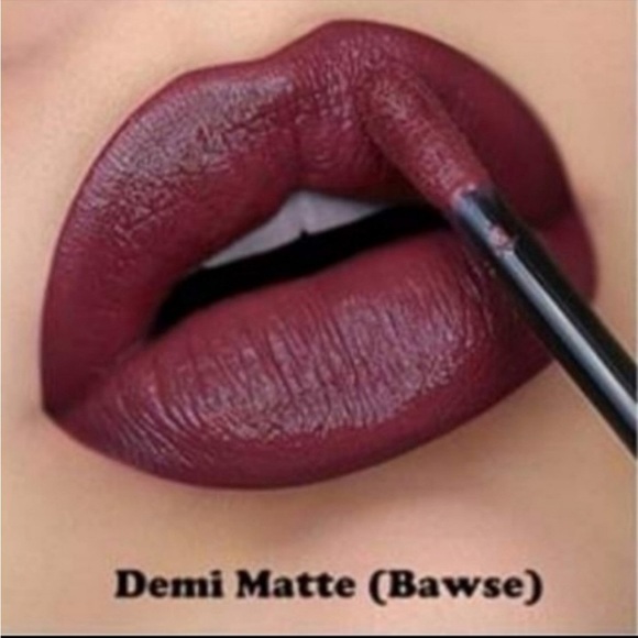 ๐ HUDA BEAUTY Demi Matte Lipstick in BAWSE - Picture 2 of 8